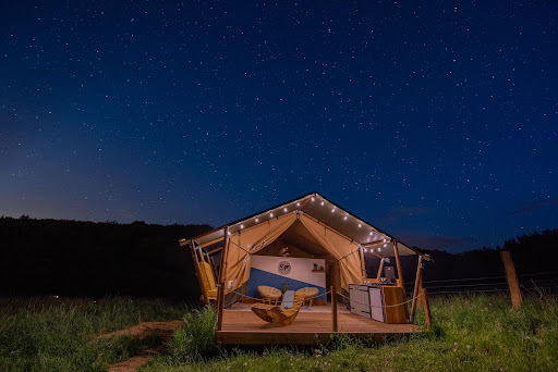 Glamping Auvergne is een sfeervolle en luxe Glamping opgezet rondom een zwemmeer en omringd door de groene natuur van de Auvergne!