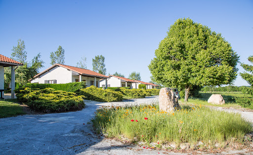 Gîtes & emplacements de camping du Lac Saint Georges. Destination Comminges Pyrénées pour des vacances inoubliables au grand air. Piscine