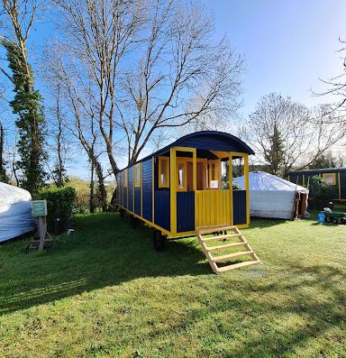 Voici un camping près de saint Malo: le village insolite avec des hébergements insolites: yourtes