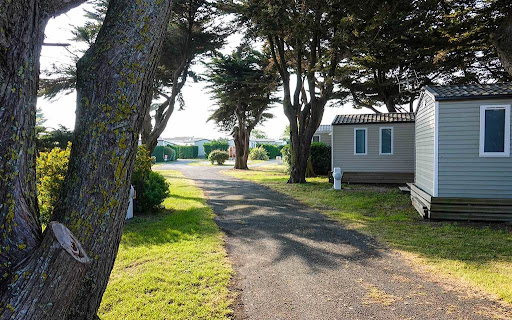 Bienvenue sur l'île de Ré au Camping les Pérouses du Phare ! Découvrez les tarifs 2023 de nos hébergements confortables et accueillants.