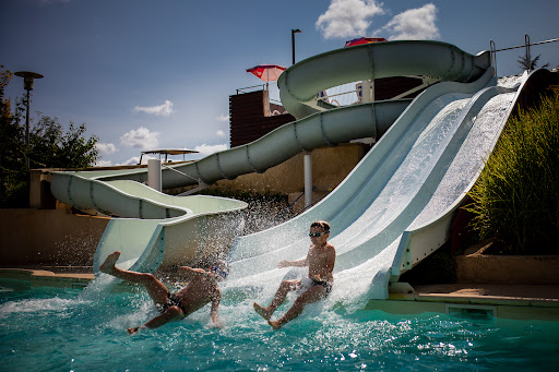 Vivez des aventures estivales dans votre Camping Domaine de Quercy. Convivialité