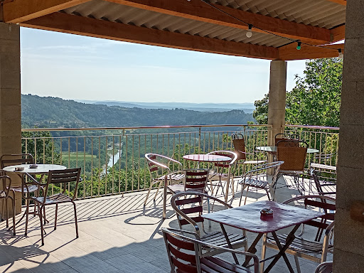 Le camping les Châtaigniers près de Joyeuse en Ardèche est un camping 2 étoiles avec piscine et proche de la rivière. Camping familial et convivial.