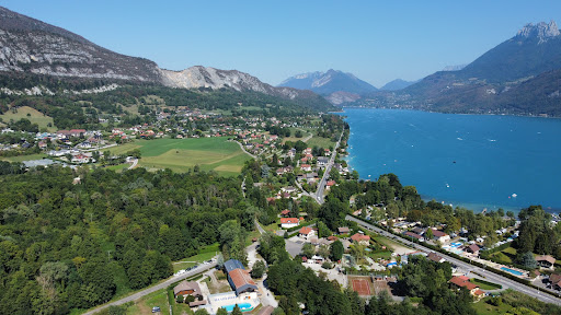 Bienvenue au Camping 3 étoiles à Annecy Camping Le Polé. Vivez des vacances de rêves en famille ou entres amis. Profitez de notre espace aquatique