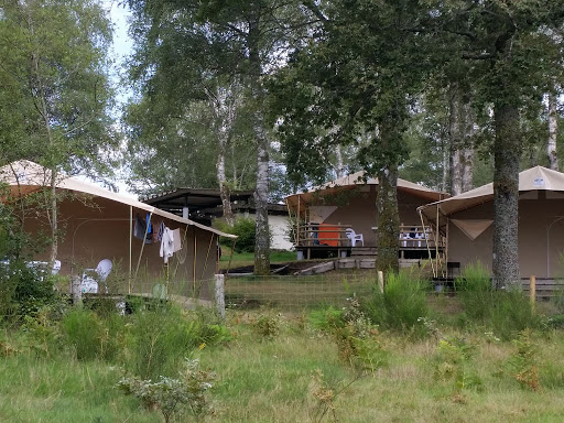 Sur la Presqu’île de Broussas dans la Creuse avec une centaine d’emplacements larges et plats