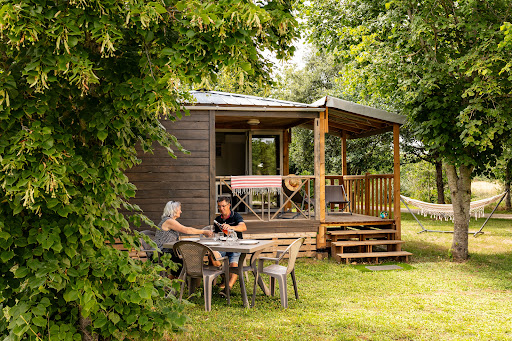 Parc résidentiel de loisirs avec piscine chauffée composé de chalets et locations vacances atypiques pour vos vacances Glamping dans le Tarn. Spa et espace fitness en plein air