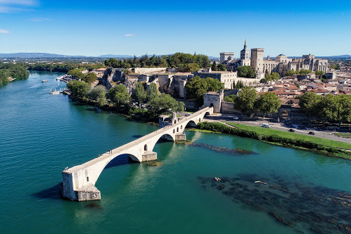 Du camping 4 étoiles du Pont d’Avignon partez visiter le Palais des Papes