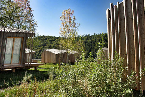 Situés au bord du Lac de la Plaine dans les Vosges