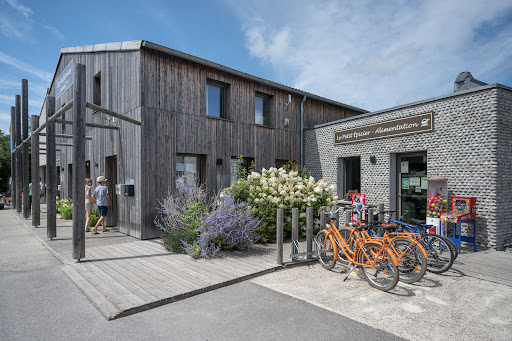 Offrez-vous des vacances de rêve au camping de la Baie de Somme Les Aubépines situé à Le Crotoy. Confort et convivialité pour un séjour en famille !