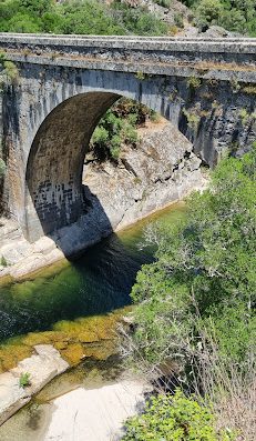 Pont de Truggia. Camping associatif en Corse. En bord de rivières (Cruzini