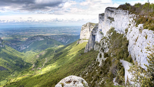 Découvrez le camping La Condamine dans la Drôme ! L'équipe vous propose plusieurs types d'hébergement