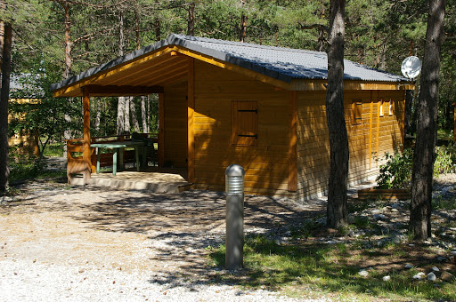 Vacances en camping 3 étoiles dans les Hautes-Alpes : parc naturel de 15 ha situé proche du lac de Serre-Ponçon et à 2 heures de Marseille.