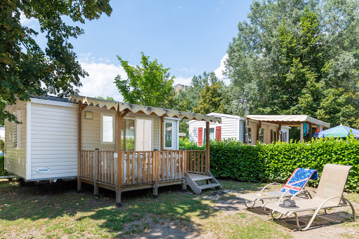 Le camping Les Eaux Chaudes *** avec piscine chauff?e est situ? au c?ur des Alpes-de-Haute-Provence