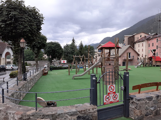 Ce camping de Saint-Etienne-de-Tinée vous accueille au cœur du Parc du Mercantour au pied de la route menant au col de la Bonette.