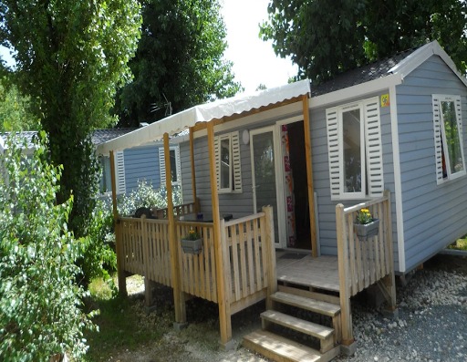 Profitez des plaisirs du camping en bord de Charente en réservant une location au Camping Les Sablons. Profitez d'un séjour tout en détente chez nous !