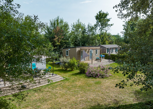 Réservez au camping du Port Caroline pour vos prochaines vacances en Maine-et-Loire. Situé à deux pas d'Angers