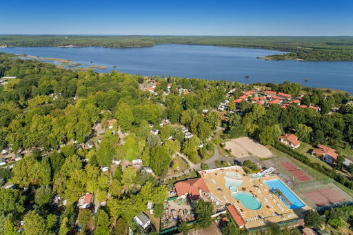 Partez au camping Rivages des Landes à Aureilhan dans les Landes et profitez de son espace aquatique et de son accès direct au lac d'Aureilhan !