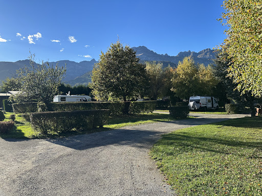 Camping Le Relais de la Vallée blanche à Sallanches en Haute-Savoie est ouvert à l'année et vous accueille tous les jours.