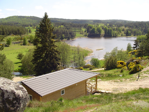 Location de chalets jusqu’à 7 personnes sur le lac de Ganivet en Lozère