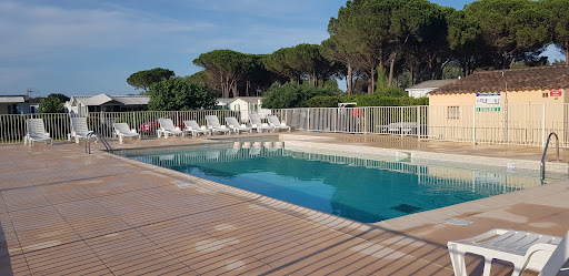 situé à deux pas des plages de Saint-Aygulf dans le Var : piscine