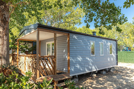 Camping Les Sablines 4 étoiles situé à Vendres Plage dans le Languedoc-Roussillon – Découvrez son bel espace aquatique et ses mobil-homes de qualité.