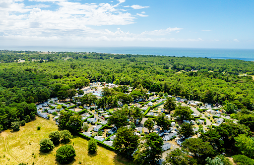 Réservez au Camping Au Val de Loire en Ré · Location Camping Ile de Ré à 700m de la Plage au Bois Plage en Ré · Piscine chauffée dès le 05 avril