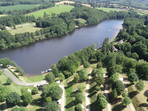 Kleine camping aan meer in Frankrijk met Nederlandse eigenaren