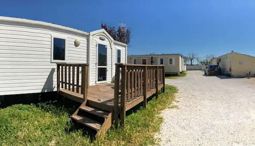 Notre camping est situé à 200m des plages