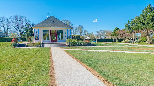 Camping municipal de l'Ile d'Or à Amboise. Face au château royal d'Amboise