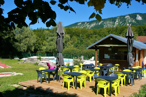 Découvrez un site naturel exceptionnel pour vos vacances camping dans le Vercors. Piscine