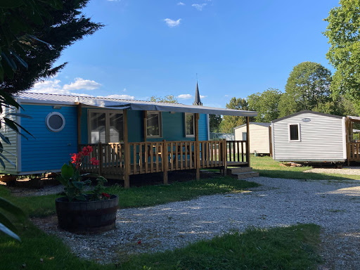 Le camping Les Radeliers de Port-Lesney en Franche Comté est situé en bordure de rivière