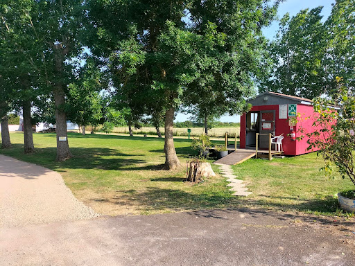 Site naturel exceptionnel à 5 min des plages. Petit camping 2 étoiles idéal pour passer des vacances en Vendée. Ambiance 100% camping. Locatifs et emplacements