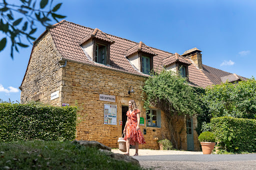 Bienvenue au Camping Les Grottes de Roffy. Vivez des vacances de rêves en famille ou entre amis dans notre camping 4 étoiles proche de Sarlat en Dordogne