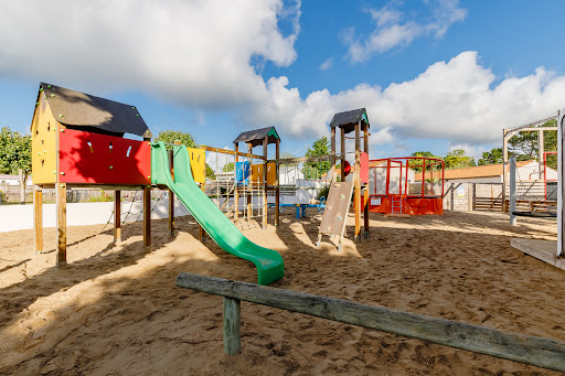 Le Camping 3 étoiles La Parée du Both situé en Vendée à Saint Hilaire de Riez vous propose la location d'emplacement de tente