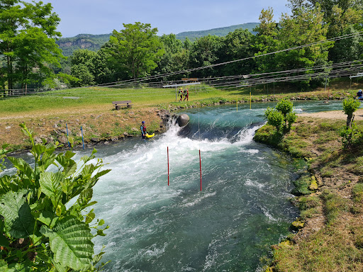 Le spot idéal pour découvrir tout un panel d'activités aquatiques ! Part à l'aventure à côté de chez toi à l' Espace Eau Vive !