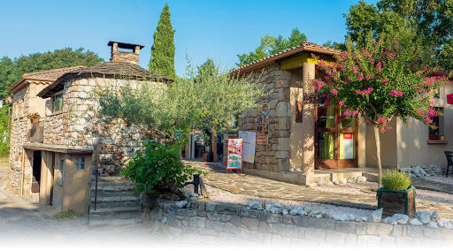 Des vacances en Ardèche au camping les Cruses. Au pied du village de Ribes