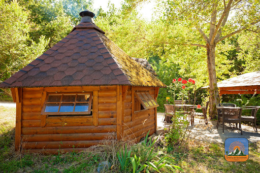 Camping spacieux en forêt à Fenouillet et ses châteaux Cathares. Idéal pour vos vacances en famille