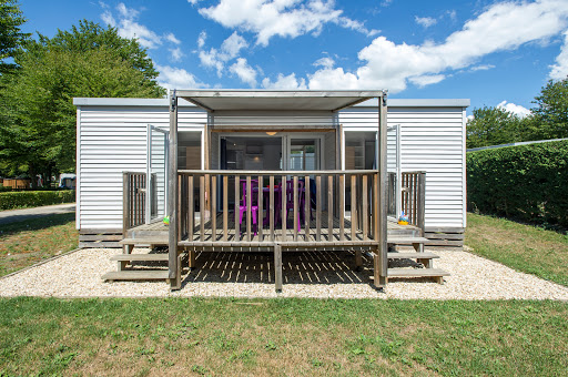 Camping 4 étoiles et Base de loisirs situé près de Bourg-en-Bresse dans l'Ain. Parc aquatique avec toboggans