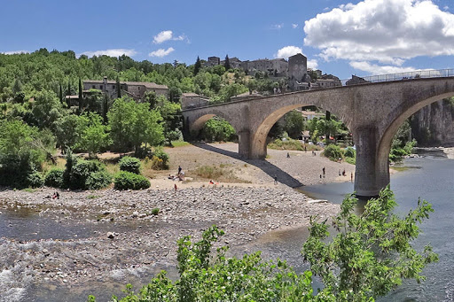 Hébergements insolites tout confort à Vogüé au cœur de la garrigue. Roulottes