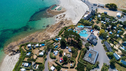 Camping finistère Nord à Saint-Pol-de-Léon en bord de mer. Ar Kleguer propose des locations dans un cadre exceptionnel avec piscine couverte et chauffée.