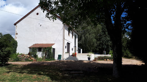 Natuurcamping in Midden Frankrijk gelegen op landgoed Chateau la Perche. We bieden ruime kampeerplaatsen voor tent