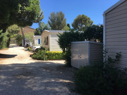 Le camping Kanikouli à Bormes-les-Mimosas dans le Var (83) loue ses emplacements en location longue durée. Au cœur du quartier de La Favière