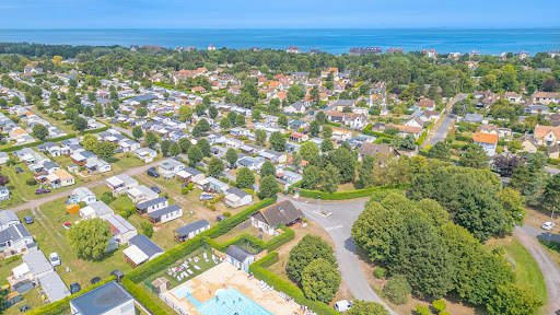 Le camping La Brise de Cabourg vous accueille au cœur de la Normandie pour des vacances reposantes entre amis ou en famille.