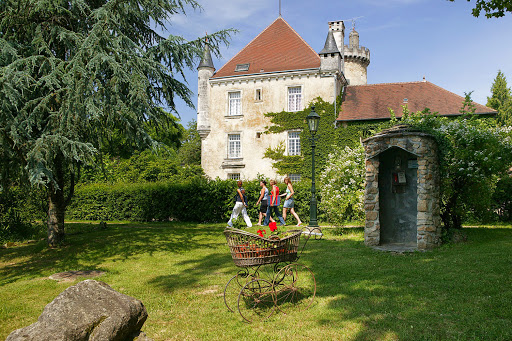 Camping Château le Verdoyer is a well equipped 4 stars site on the grounds of a restored castle. Not to big and ideal for families with young children. Situated in the Dordogne (South-west of France).