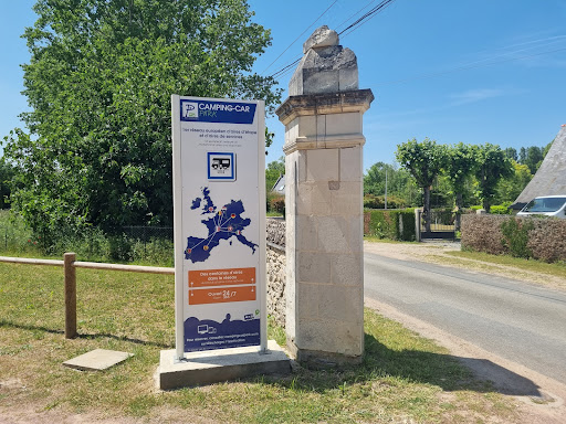 L'aire se trouve à moins d'un km du centre-ville
