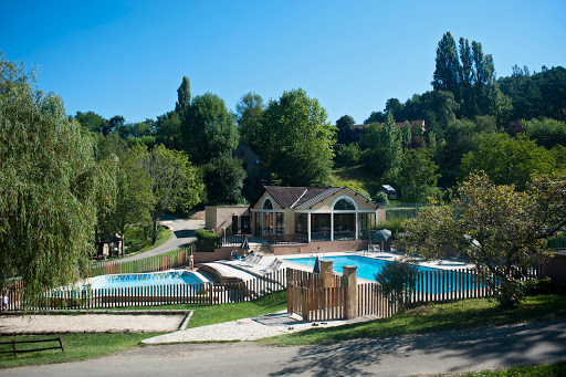 Partez en vacances à Sarlat dans le Périgord. Profitez d'hébergements tout confort et de la piscine chauffée au cœur d'un site naturel arboré.