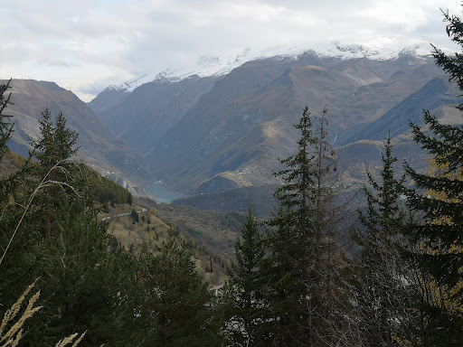 L'aire pour camping-cars de Auris En Oisans (Isère) est une Aire d'accueil PARKING PAYANT avec option RESERVATION disposant d'eau et permettant la vidange WC | Réseau AireServices