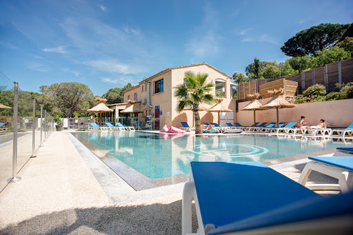 Bienvenue au Cap Taillat pour une expérience unique en bord de mer près de la plage de l'Escalet ! Découvrez sans plus attendre notre camping du Golfe de St Tropez!