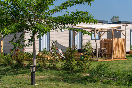 Notre camping à Argelès sur Mer vous attend dans son parc boisé avec la plage accessible à pied ! Avec sa piscine chauffée