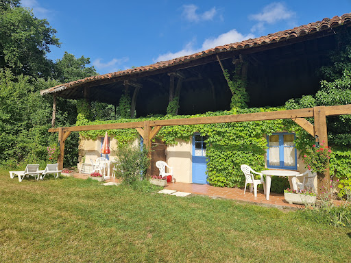 Le domaine de l'Eglantière est un camping naturiste de 45 ha situé dans les Hautes-Pyrénées dans le Sud-ouest de la France entre Atlantique et Méditerranée.