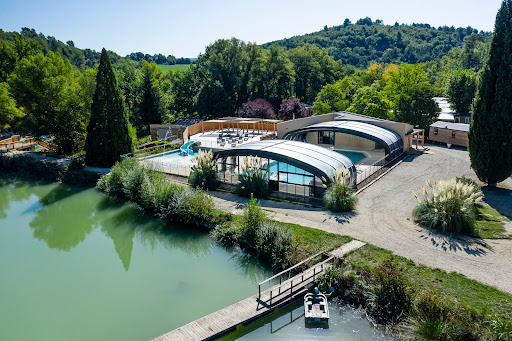 Nous sommes heureux de vous accueillir dans notre camping en Provence-Alpes-Côte-D’azur à Niozelles dans le Luberon. Au cœur d’une nature sauvage et dans une ambiance conviviale et familiale